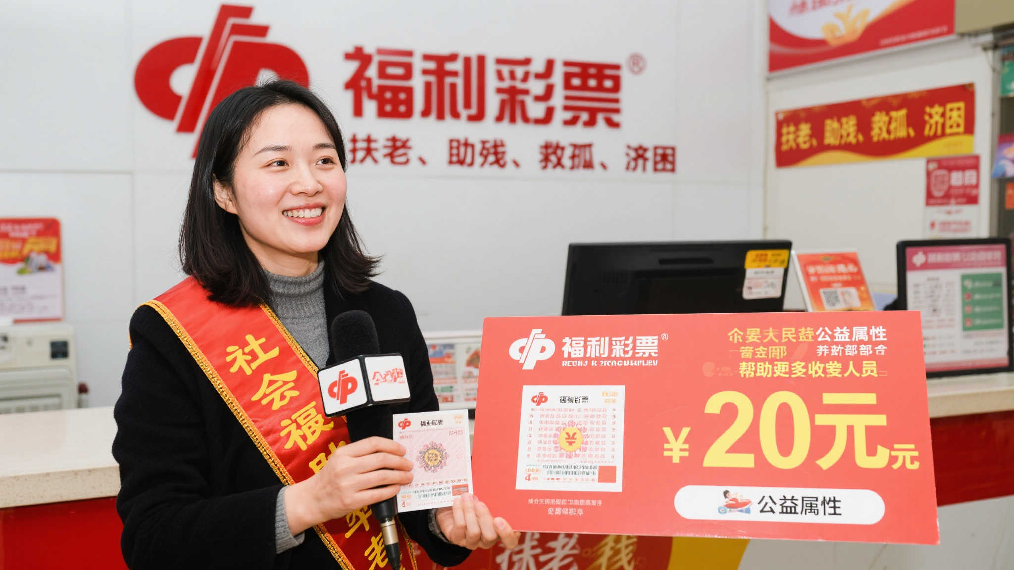 女彩民街头偶遇幸运,刮中福彩“喜相逢”20万,激动不已手心颤抖 女彩民街头偶遇幸运,刮中福彩“喜相逢”20万,激动不已手心颤抖